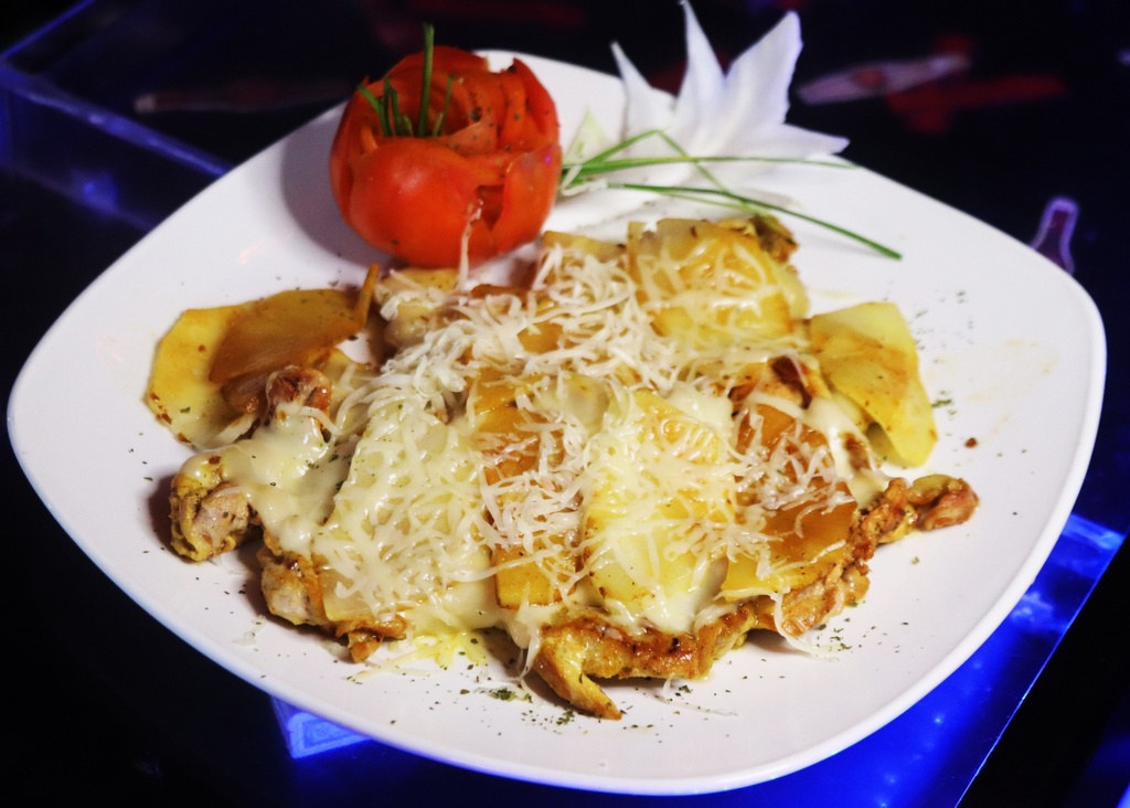 Bistec de cerdo con queso gratinada