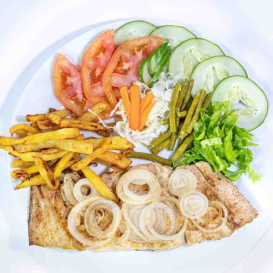 Filete de pescado Encebollado, grillet, al ajillo