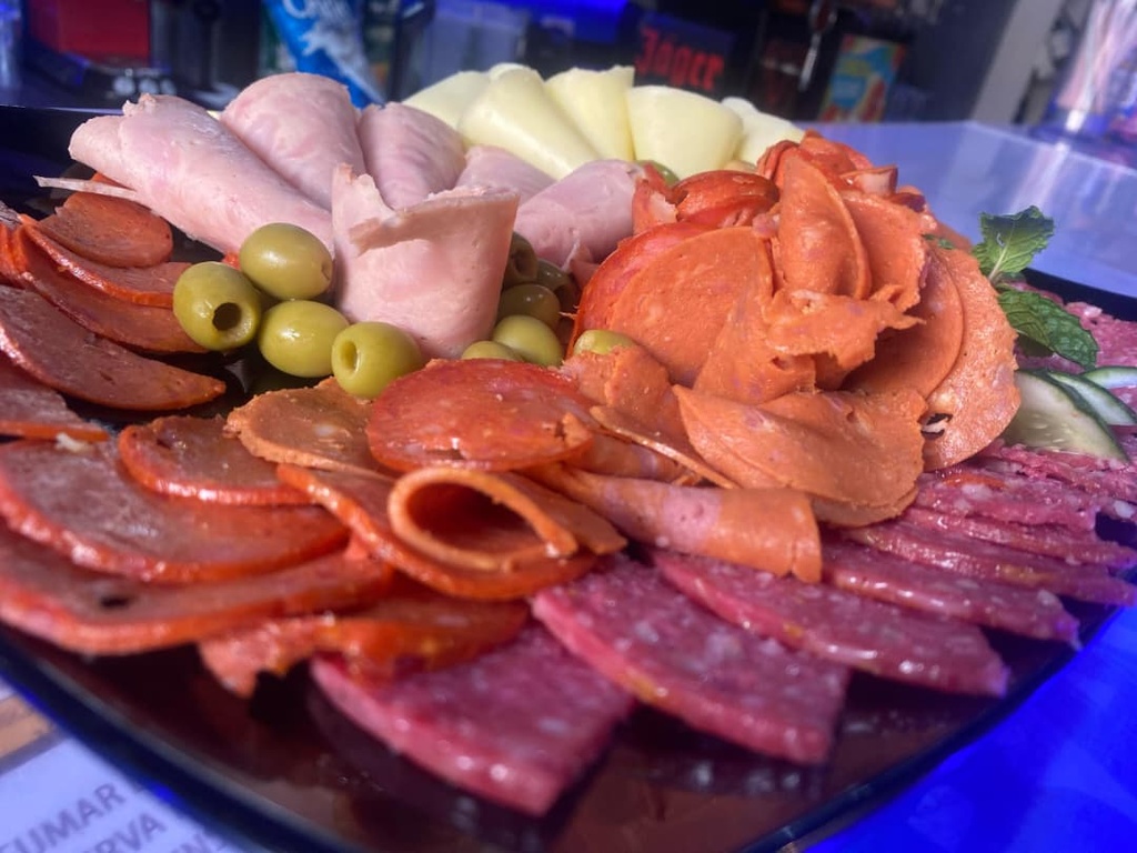 Tabla de quesos, jamón y embutidos