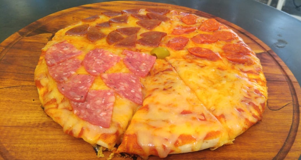 Pizza Mixta (queso gouda, pepperoni, chorizo español picante y chorizo chimichurri)