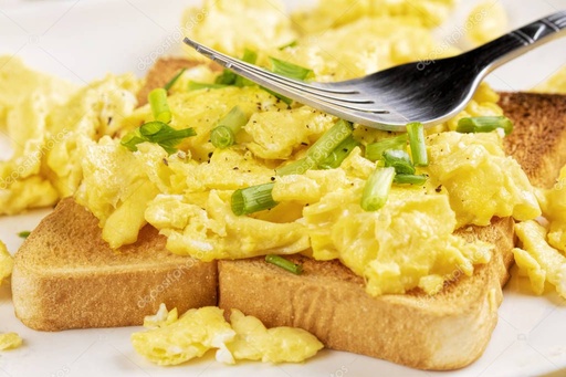 [BB-000533] Huevos revueltos con tostadas