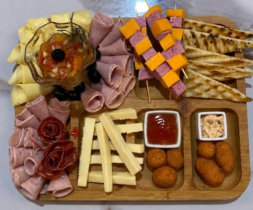 SURTIDO BENJULY (Aceitunas, queso gouda, queso masdan holandes, jamon bravo, jamon biking, chorizo vela, 3 croquetas, 3 bolitas, mortadella con aceitunas, 6 focachas, salsa rosa y salsa agridulce.)