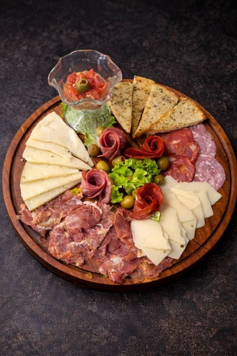 Picadera benjuly (Aceitunas, queso gouda, queso amarillo o masdan, jamon bravo, jamón especial Boloñesa, jamon pierna o jamon serrano y 6 focachas.)