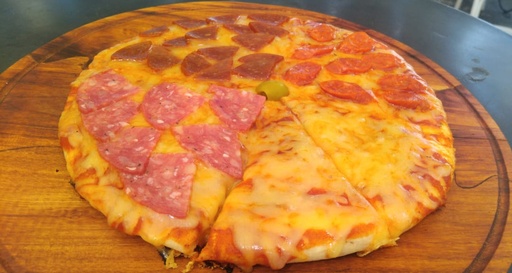 Pizza Mixta (queso gouda, pepperoni, chorizo español picante y chorizo chimichurri)